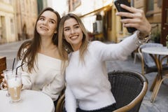 Les amies ont l'amusement en café photo libre de droits Les amies ont l'amusement en café photo libre de droits
