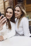 Les amies ont l'amusement en café photos libres de droits Les amies ont l'amusement en café photos libres de droits