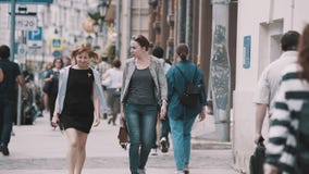 Les amis de femmes marchant avec des personnes se serrent sur des rues de ville clips vidéos Les amis de femmes marchant avec des personnes se serrent sur des rues de ville clips vidéos