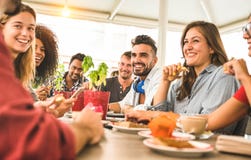 Les amis groupent le cappuccino potable au restaurant de café photos stock Les amis groupent le cappuccino potable au restaurant de café photos stock