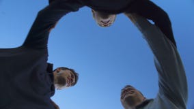 Les amis sautant ensemble, slogan de chant de victoire, travail d'équipe, vue inférieure banque de vidéos Les amis sautant ensemble, slogan de chant de victoire, travail d'équipe, vue inférieure banque de vidéos