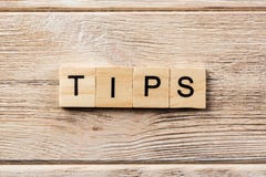 Les astuces expriment écrit sur le bloc en bois texte d'astuces sur la table, concept photos stock Les astuces expriment écrit sur le bloc en bois texte d'astuces sur la table, concept photos stock
