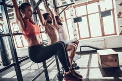 Les athlètes Hang On Horizontal Bar With ont noyé des jambes images stock Les athlètes Hang On Horizontal Bar With ont noyé des jambes images stock