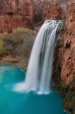 Les automnes de 100ft Havasu a une belle piscine bleue profonde dessous, entouré par la végétation épaisse et verte photos stock Les automnes de 100ft Havasu a une belle piscine bleue profonde dessous, entouré par la végétation épaisse et verte photos stock