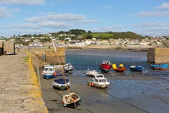 Les bateaux dans St Michaels Mount hébergent les Cornouailles Angleterre R-U photos stock Les bateaux dans St Michaels Mount hébergent les Cornouailles Angleterre R-U photos stock