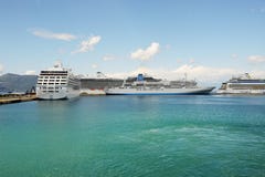 Les bateaux de croisière avec des touristes sont dans le port Photographie stock libre de droits Les bateaux de croisière avec des touristes sont dans le port Photographie stock libre de droits