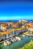 Les bateaux de marina de Brighton fait de la navigation de plaisance et les appartements de luxe le Sussex est dans HDR coloré lu image stock Les bateaux de marina de Brighton fait de la navigation de plaisance et les appartements de luxe le Sussex est dans HDR coloré lu image stock