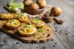 Les bateaux de pomme de terre ont rempli de maïs, de jambon, de fromage et d'oignon vert Photographie stock Les bateaux de pomme de terre ont rempli de maïs, de jambon, de fromage et d'oignon vert Photographie stock