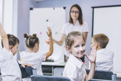 Les beaux enfants sont des étudiants ensemble dans une salle de classe dans le schoo Les beaux enfants sont des étudiants ensemble dans une salle de classe dans le schoo