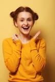 Les beaux jeunes ont étonné la femme de redhair au-dessus du fond jaune photo libre de droits Les beaux jeunes ont étonné la femme de redhair au-dessus du fond jaune photo libre de droits