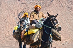 Les Berbers sont des indigènes aux montagnes d'atlas du Maroc photo stock Les Berbers sont des indigènes aux montagnes d'atlas du Maroc photo stock