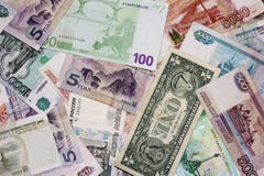 Les billets de banque de différents pays sont un groupe d'alternativement Roubles, dollar, euro, yuan photo libre de droits Les billets de banque de différents pays sont un groupe d'alternativement Roubles, dollar, euro, yuan photo libre de droits
