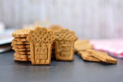 Les biscuits cuits au four à la maison ont fait avec un coupeur sous forme de sacs de maïs éclaté images libres de droits Les biscuits cuits au four à la maison ont fait avec un coupeur sous forme de sacs de maïs éclaté images libres de droits