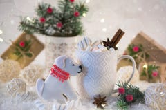 Les biscuits de Noël avec la décoration de fête sous forme de chien et tasse blanche de Noël épicé chaud boivent Image libre de droits Les biscuits de Noël avec la décoration de fête sous forme de chien et tasse blanche de Noël épicé chaud boivent Image libre de droits