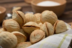 Les biscuits faits maison ont formé des écrous avec du lait condensé bouilli par crème sur la table en bois Type rustique photo stock Les biscuits faits maison ont formé des écrous avec du lait condensé bouilli par crème sur la table en bois Type rustique photo stock