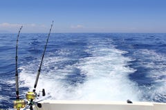 Les bobines de pêche à la traîne bleues de tige de jour ensoleillé de pêche maritime se réveillent image stock Les bobines de pêche à la traîne bleues de tige de jour ensoleillé de pêche maritime se réveillent image stock