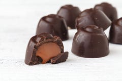 Les bonbons au chocolat sur la table, se ferment vers le haut de la vue Image libre de droits Les bonbons au chocolat sur la table, se ferment vers le haut de la vue Image libre de droits