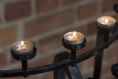 Les bougies rayent dans l'église dans l'Australie de Perth gentille images libres de droits Les bougies rayent dans l'église dans l'Australie de Perth gentille images libres de droits