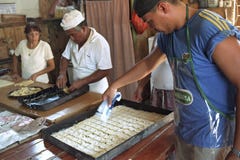 Les boulangers argentins font le pain et la pâtisserie cuire au four dans la boulangerie photographie stock libre de droits Les boulangers argentins font le pain et la pâtisserie cuire au four dans la boulangerie photographie stock libre de droits