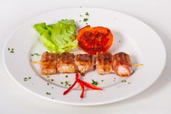 Les brochettes de la viande et des légumes grillés du plat blanc, se ferment image stock Les brochettes de la viande et des légumes grillés du plat blanc, se ferment image stock