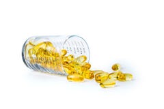 Les capsules d'huile de poisson est la tasse de mesure image stock Les capsules d'huile de poisson est la tasse de mesure image stock