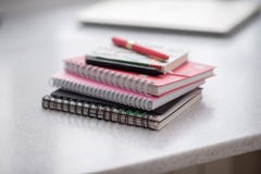 les carnets sont à spirale dans une pile sur la table image libre de droits les carnets sont à spirale dans une pile sur la table image libre de droits