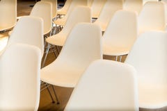 Les chaises blanches vident à la salle de conférence photo stock Les chaises blanches vident à la salle de conférence photo stock