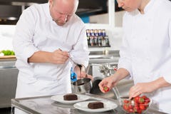 Les chefs professionnels décorent le gâteau de dessert avec la feuille de citron Images stock Les chefs professionnels décorent le gâteau de dessert avec la feuille de citron Images stock