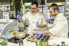 Les chefs qualifiés ont une démonstration à cuire Les chefs qualifiés ont une démonstration à cuire
