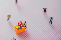 Les clients achètent des marchandises en vente photographie stock Les clients achètent des marchandises en vente photographie stock