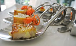 Les cocktails, apéritifs, ont grillé le filet de poissons sur les cuillères de fantaisie images libres de droits Les cocktails, apéritifs, ont grillé le filet de poissons sur les cuillères de fantaisie images libres de droits