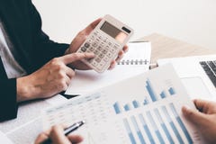 Les collègues montrent les nombres dans la calculatrice qui sont calculés et parlants aux employés que les résultats doivent atte photo libre de droits Les collègues montrent les nombres dans la calculatrice qui sont calculés et parlants aux employés que les résultats doivent atte photo libre de droits