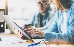 Les collègues travaillent le studio moderne Équipe de directeurs de production travaillant le nouveau projet Jeune démarrage de d photos libres de droits Les collègues travaillent le studio moderne Équipe de directeurs de production travaillant le nouveau projet Jeune démarrage de d photos libres de droits