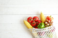 Les compositions en Minimalistic avec le groupe de différents fruits et légumes dans la ficelle recyclable renvoient photos libres de droits Les compositions en Minimalistic avec le groupe de différents fruits et légumes dans la ficelle recyclable renvoient photos libres de droits