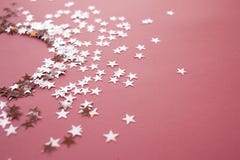 Les confettis en forme d'?toile ont dispers? sur un fond rose C?l?bration et partie, concept Copiez l'espace photo libre de droits Les confettis en forme d'?toile ont dispers? sur un fond rose C?l?bration et partie, concept Copiez l'espace photo libre de droits