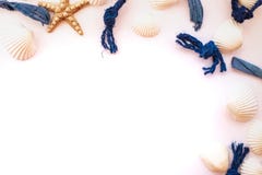 Les coquillages, les cordes de mer et les étoiles de mer ont organisé sur le fond rose Vue de ci-avant Concept tropical de vacanc images stock Les coquillages, les cordes de mer et les étoiles de mer ont organisé sur le fond rose Vue de ci-avant Concept tropical de vacanc images stock