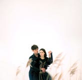 Les couples de jeunes danseurs classiques exécutent extérieur dessus photo stock Les couples de jeunes danseurs classiques exécutent extérieur dessus photo stock