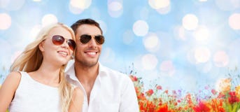 Les couples heureux aux nuances au-dessus du pavot mettent en place le fond images libres de droits Les couples heureux aux nuances au-dessus du pavot mettent en place le fond images libres de droits