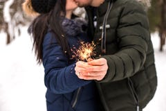 Les couples heureux ont l'amusement avec des lumières de Bengale images stock Les couples heureux ont l'amusement avec des lumières de Bengale images stock