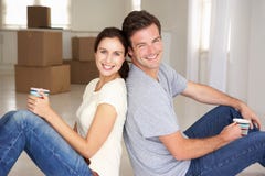 Les couples se sont reposés dans la maison neuve photographie stock libre de droits Les couples se sont reposés dans la maison neuve photographie stock libre de droits