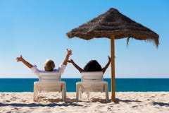 Les couples sur la plage vacation avec le parasol Les couples sur la plage vacation avec le parasol