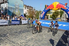 Les coureurs sont sur des chasseurs de colline de Red Bull image stock Les coureurs sont sur des chasseurs de colline de Red Bull image stock