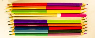 Les crayons pour dessiner sur le papier de différentes couleurs se trouvent sur un papier de dessin blanc images stock Les crayons pour dessiner sur le papier de différentes couleurs se trouvent sur un papier de dessin blanc images stock