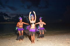 Les danseurs polynésiens d'Islander de cuisinier dansant sur Muril échouent la lagune i photographie stock Les danseurs polynésiens d'Islander de cuisinier dansant sur Muril échouent la lagune i photographie stock