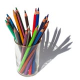 Les différentes couleurs crayonnent pour dessiner dans un verre sur un fond blanc photos libres de droits Les différentes couleurs crayonnent pour dessiner dans un verre sur un fond blanc photos libres de droits