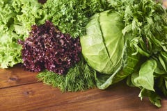 Les divers types de salade part sur le fond en bois image libre de droits Les divers types de salade part sur le fond en bois image libre de droits