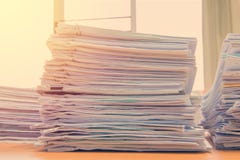 les documents sur le bureau empilent haut l'attente à contrôler Image libre de droits les documents sur le bureau empilent haut l'attente à contrôler Image libre de droits