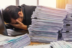 les documents sur le bureau empilent haut l'attente à contrôler Photographie stock les documents sur le bureau empilent haut l'attente à contrôler Photographie stock