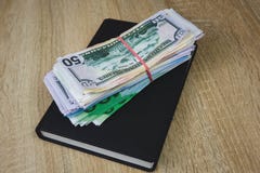 Les dollars am?ricains, euros, roubles sont sur un carnet noir Le concept d'un plan financier pour l'ann?e, l'investissement ou l photo libre de droits Les dollars am?ricains, euros, roubles sont sur un carnet noir Le concept d'un plan financier pour l'ann?e, l'investissement ou l photo libre de droits