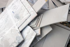 Les débris sont partis du plancher carrelé, nouveau pavage photographie stock libre de droits Les débris sont partis du plancher carrelé, nouveau pavage photographie stock libre de droits